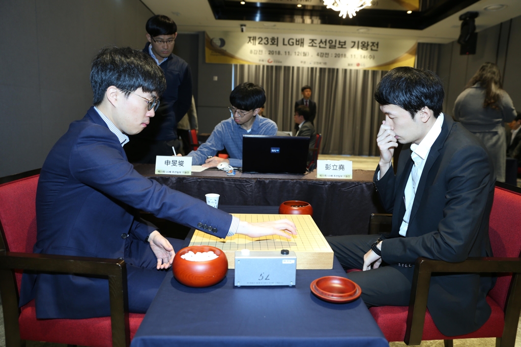 신민준(왼쪽)과 펑리야오(오른쪽)