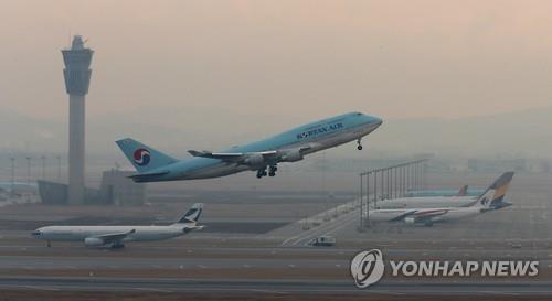 인천공항 활주로에서 이륙하는 항공기