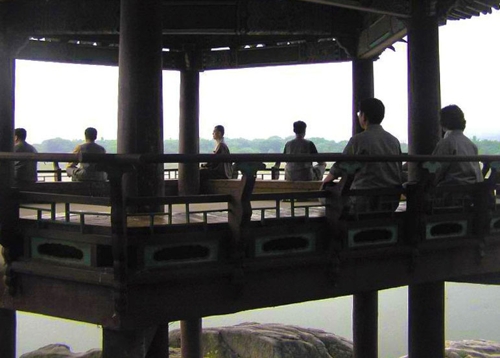 여주 신륵사 수련객들이 남한강이 보이는 정자 강월헌에서 좌선명상에 빠져 있다.