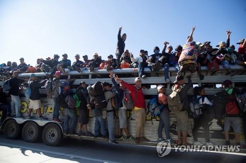 트레일러 타고 이동하는 캐러밴