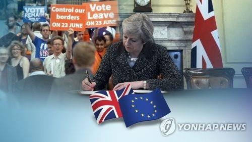 브렉시트 통보문에 서명하는 메이 영국 총리 (CG)