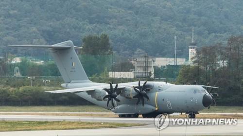 성남 서울공항에서 이륙 준비 중인 A-400M 