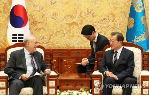 OECD 사무총장 접견, 밝은표정의 문 대통령