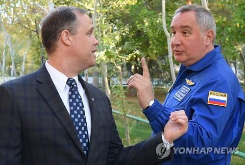 대화 중인 로고진(오른쪽) 사장과 브라이든스타인 NASA 국장.