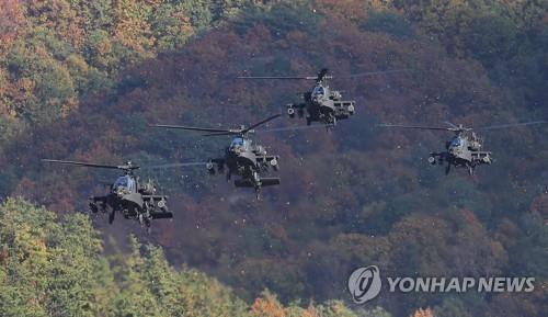 편대비행 중인 아파치 헬기