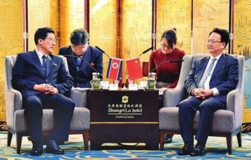 오경석 北함경북도 인민위원회위원장(좌)과 징쥔하이 지린성 성장(우)