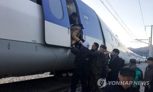 열차 탈선…탈출하는 승객들