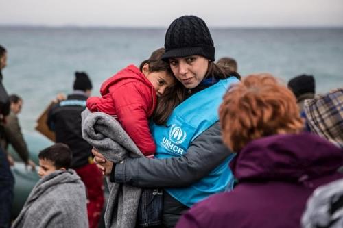 2016년 1월 그리스 레스보스 섬에서 유엔난민기구 직원이 난민 아기를 담요에 안고 있다. [출처:UNHCR]