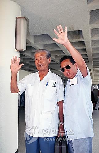 임은조 씨(왼쪽)와 박금성 씨가 쿠바 동포로는 처음으로 1995년 8월 10일 김포공항을 통해 입국하며 환영객들에게 손을 흔들어 인사하고 있다. [연합뉴스 자료 사진]