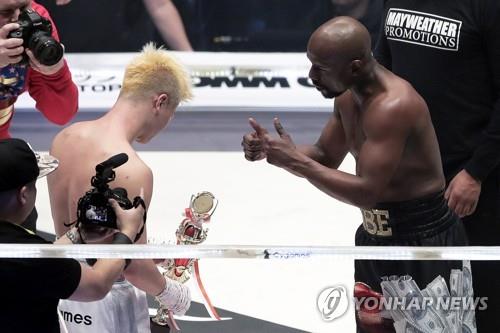 경기 뒤 나스카와에게 엄지 치켜세우는 메이웨더(오른쪽) / EPA=연합뉴스