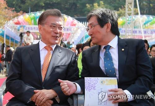 (자료사진) 대화하는 문재인과 노영민