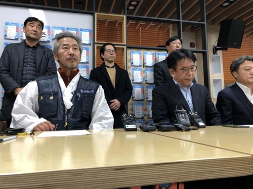 (서울=연합뉴스) 전명훈 기자 = 극한 대치로 치닫던 파인텍 노사가 고공농성 426일 만인 11일 협상을 타결했다. 파인텍 노사는 이날 오전 서울 양천구 목동 양천구사회적경제지원센터에서 브리핑을 열고 합의 내용을 공개했다. 2018.1.11. id@yna.co.kr