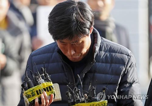 11일 경찰 출석하며 고개 숙인 박종철 군의원