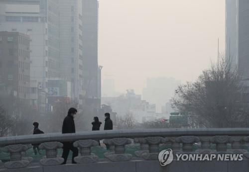출근길 최악의 미세먼지 (서울=연합뉴스) 박동주 기자 = 고농도 미세먼지가 기승을 부리면서 수도권을 포함한 전국 곳곳에 미세먼지 비상저감조치가 시행된 14일 오전 마스크를 쓴 시민들이 서울 청계천 모전교 인근을 지나고 있다. 2019.1.14 pdj6635@yna.co.kr(끝)