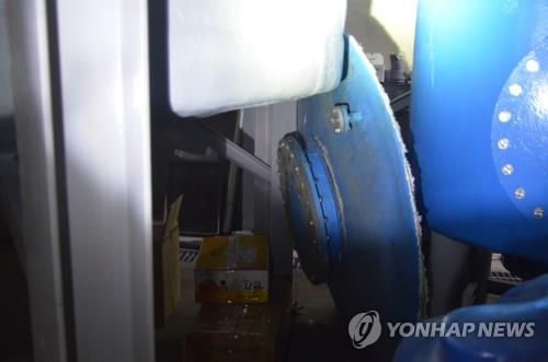 저장탱크 폭발 후 날아간 뚜껑