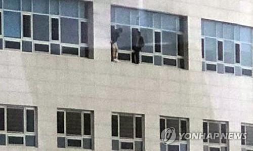 호텔 꼭대기서 구조 대기 중인 시민