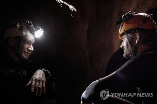 '동굴소년' 구조에 참여한 다이버 중 일부가 배우로 출연한 '더 케이브' 한 장면. 