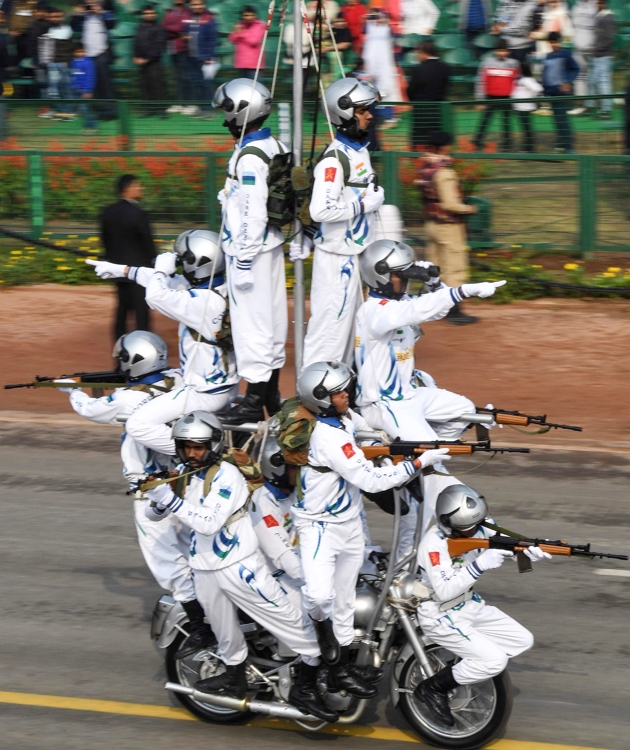 (뉴델리 AFP=연합뉴스) '공화국의 날'리허설에서 인도 국경수비대 장병들이 오토바이를 탄 채 사격 자세를 취하고 있다. 
