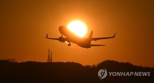 인천국제공항 활주로에서 이륙하는 여객기