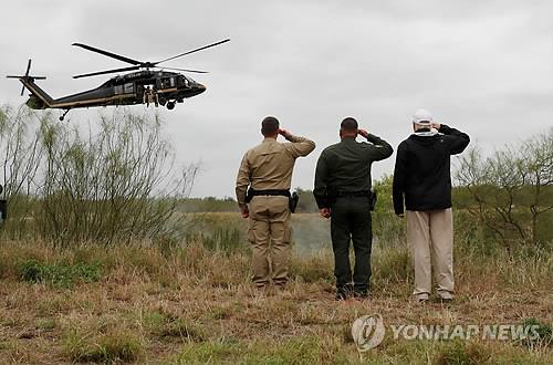 이륙 국경순찰 헬기에 거수경례하는 트럼프