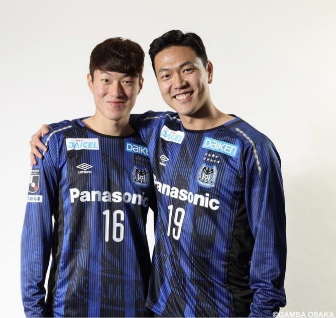 황의조(왼쪽)와 감바 오사카에 합류한 김영권이 새 유니폼을 입고 포즈를 취했다.