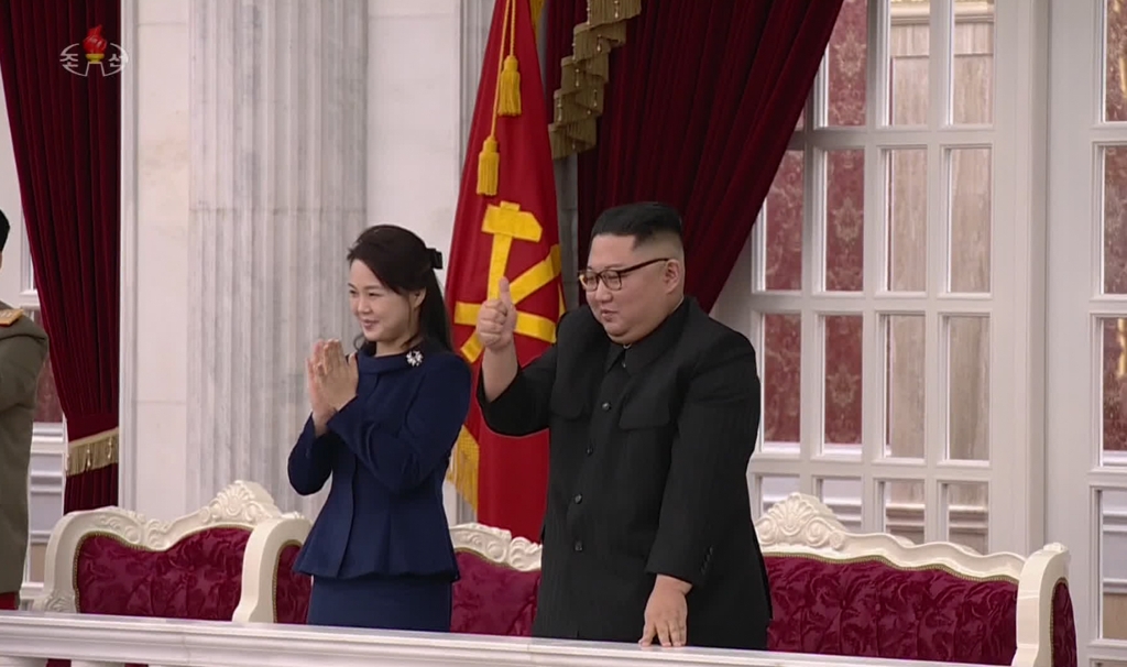 '우리의 국기' 공연에 엄지손가락 치켜든 김정은