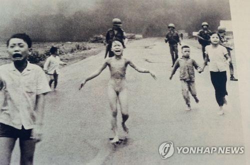 네이팜탄 소녀 사진