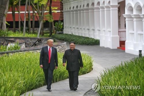트럼프 대통령과 김정은 국무위원장이 싱가포르 카펠라 호텔에서 함께 걷는 모습
