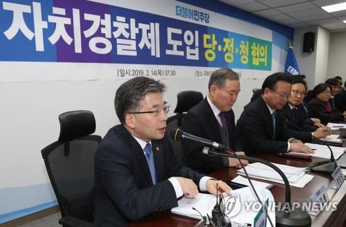당ㆍ정ㆍ청 협의회에서 발언하는 민갑룡 경찰청장 (서울=연합뉴스) 김현태 기자 = 14일 오전 국회 의원회관에서 열린 자치경찰제 도입 당ㆍ정ㆍ청 협의회에서 민갑룡 경찰청장이 발언하고 있다. 2019.2.14 mtkht@yna.co.kr(끝)