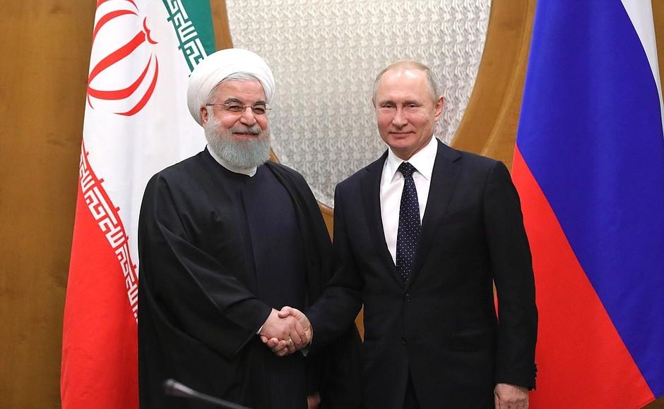 로하니 이란 대통령(왼쪽)과 악수하는 푸틴 대통령 [크렘린궁 자료사진]