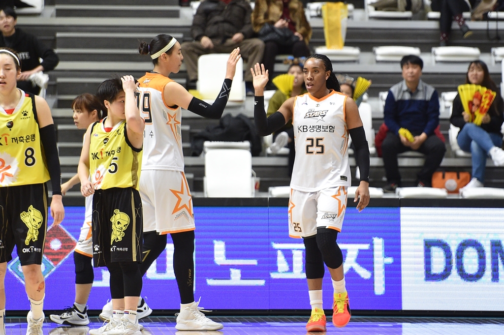 하이파이브하는 박지수(왼쪽)와 카일라 쏜튼