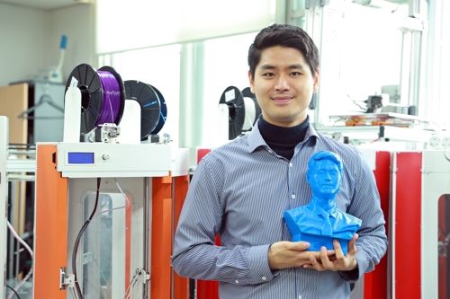 맹학교 졸업생들에 '만지는 3D 졸업사진' 선물한 임진환(26) 씨 / 삼육대 제공