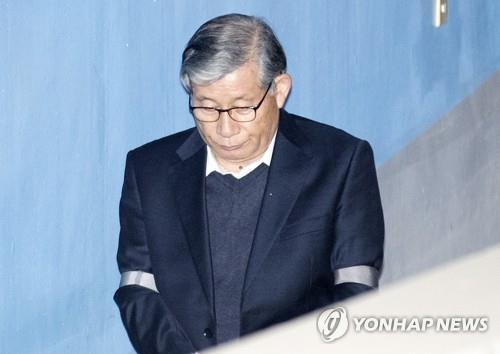 법정으로 향하는 배득식 전 기무사령관.[연합뉴스 자료사진]