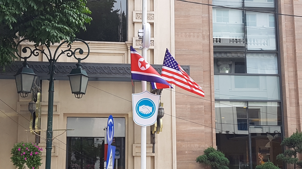 하노이 시내에 걸린 북·미 국기와 정상회담 엠블럼