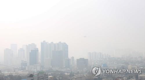 미세먼지에 뒤덮힌 도심
