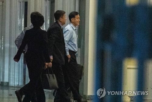 영빈관 들어가는 김혁철 특별대표 일행