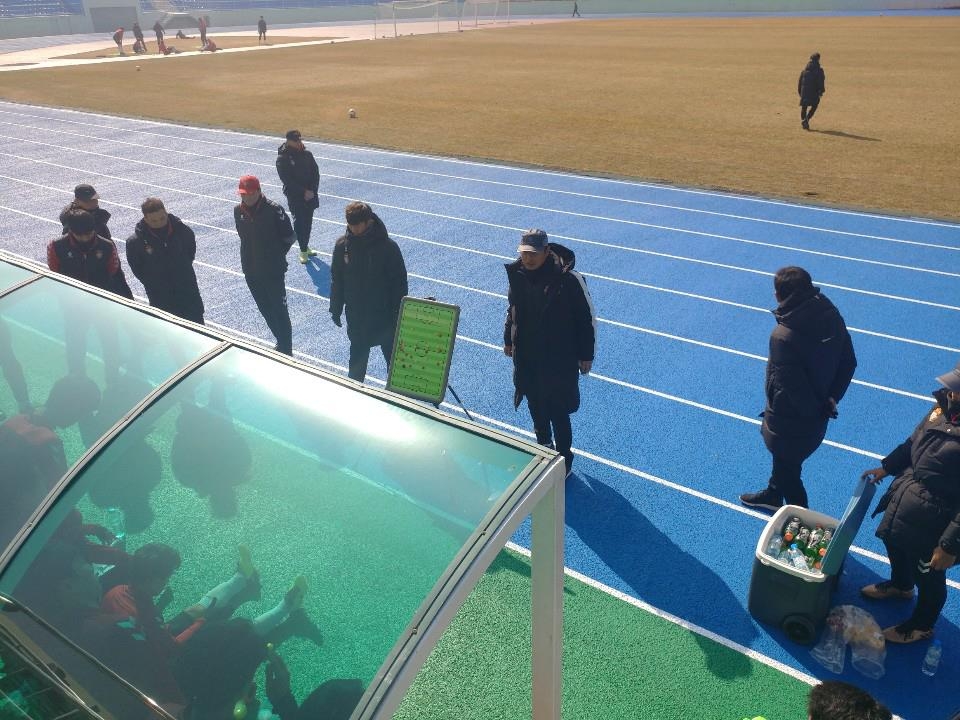 작전 지시하는 경남FC 김종부 감독
