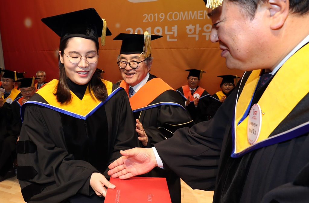 미소 짓는 최연소 박사