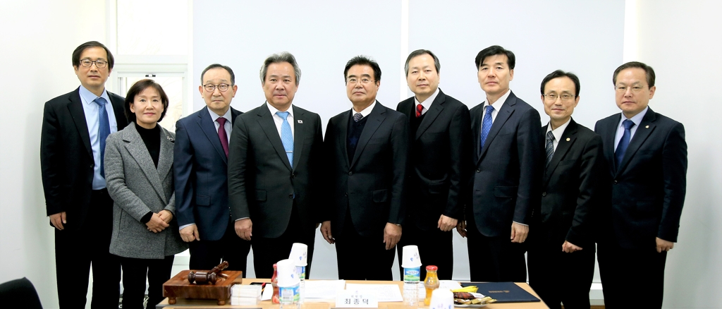 이기흥 대한체육회장(왼쪽에서 4번째)과 조사소위원회 위원들