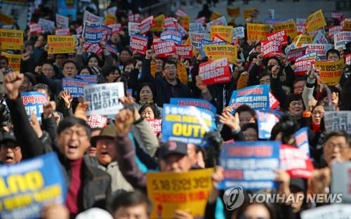 '5.18 망언 규탄한다!' (서울=연합뉴스) 김인철 기자 = 23일 오후 서울 청계광장에서 열린 '5.18 민주화운동 왜곡 모독 망언 3인 국회의원 퇴출, 5.18 학살·역사왜곡 처벌법 제정, 자유한국당 규탄 범국민대회'에서 참가자들이 구호를 외치고 있다. 2019.2.23 yatoya@yna.co.kr(끝)