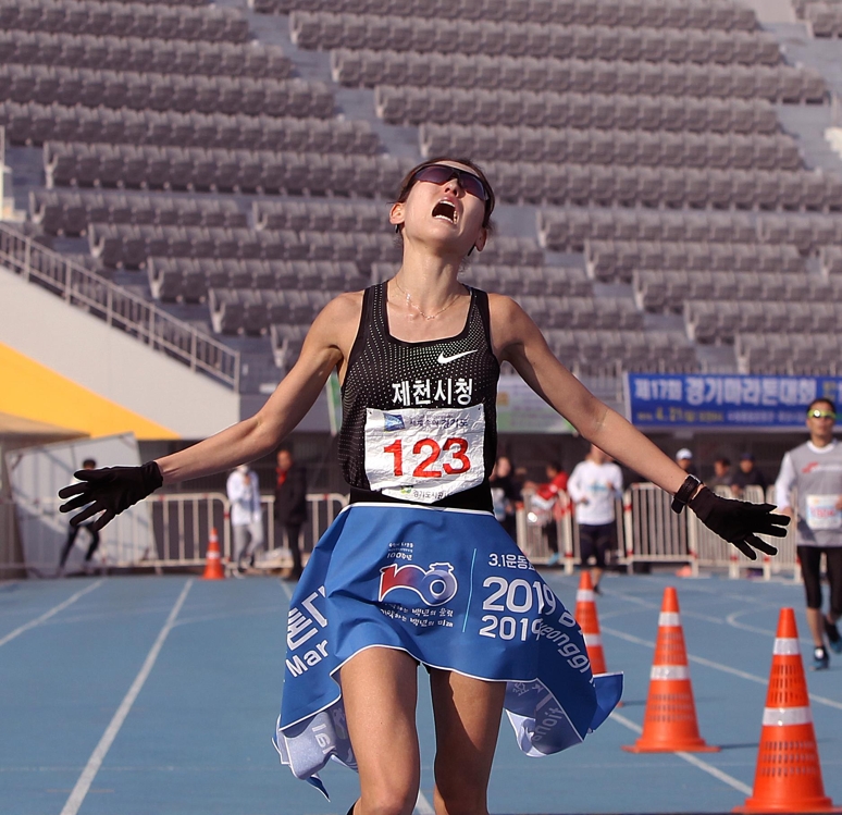 여자 하프마라톤 한국신기록을 세우는 최경선