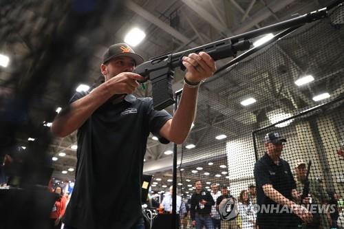 미국총기협회(NRA) 연기총회장의 총기 시연