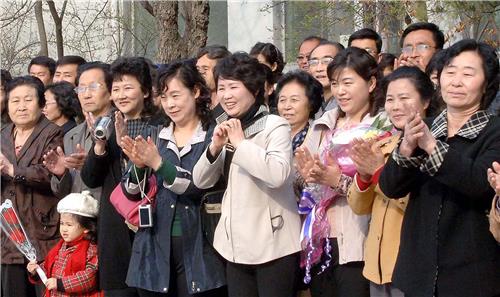 (평양 조선중앙통신=연합뉴스) 2014년 평양 한 소학교 입학식에서 학부모들이 손뼉을 치고 있다. 