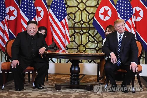 (하노이 AFP=연합뉴스) 도널드 트럼프(오른쪽) 미국 대통령과 김정은 북한 국무위원장이 28일(현지시간) 베트남 하노이 소피텔 레전드 메트로폴 호텔에서 1대1 단독 정상회담을 하던 중 미소를 짓고 있다.
