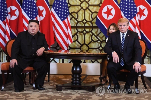 단독 정상회담하는 트럼프-김정은(하노이 AFP=연합뉴스) 도널드 트럼프 미국 대통령(오른쪽)과 김정은 북한 국무위원장이 28일(현지시간) 베트남 하노이 소피텔 레전드 메트로폴 호텔에서 1대1 단독 정상회담을 하고 있다.