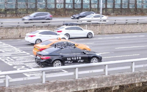 5G 자율주행차 'A1'이 서울 강변북로를 달리는 모습 [LGU+ 제공]