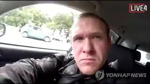 총격 용의자 브렌턴 태런트 추정 인물이 차를 몰고 가는 모습