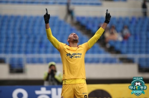 골 세리머니를 펼치는 광주 FC의 펠리페