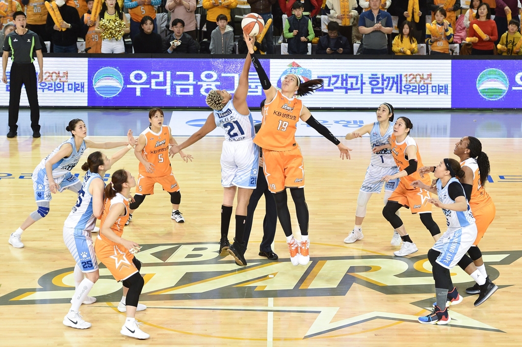 KB와 삼성생명 경기 점프볼 모습.
