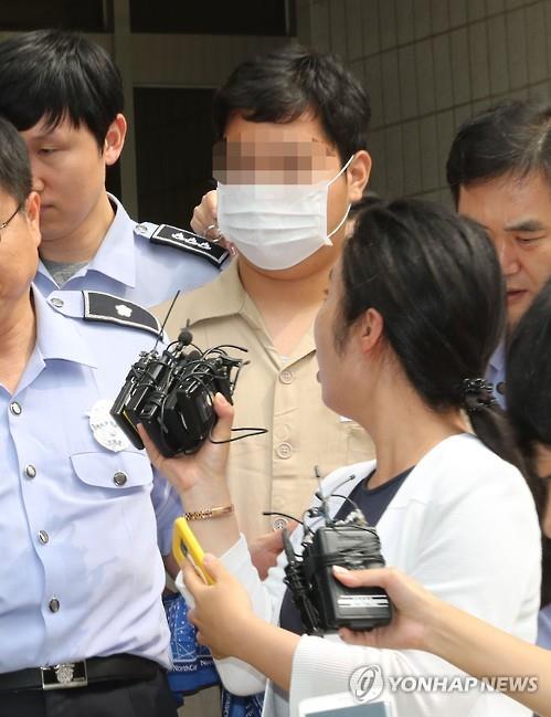 법원 건물을 나서는 이희진 씨.